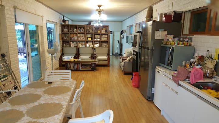 强化室内景观（单间公寓类型）室内17mX4米
约23平方米。