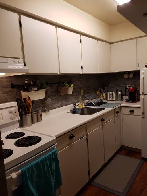 Fully equipped kitchen including a coffee machine, toaster, blender, kettle. Sorry, no microwave.