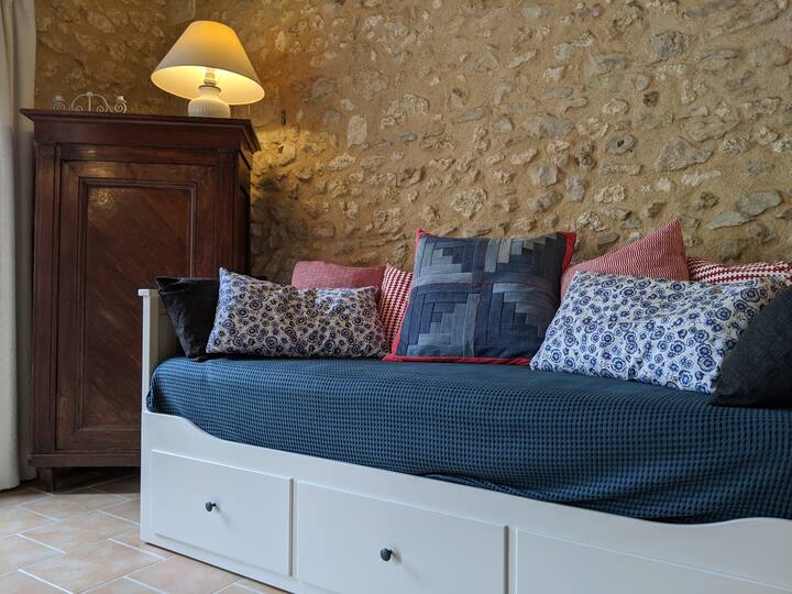 Sofá cama en la sala de estar que puede convertirse en una cama real de 160 cm con colchón de memoria de alta calidad.

Sofá convertible en la sala de estar que puede convertirse en una verdadera cama tamaño queen con colchones de espuma viscoelástica de alta calidad. 