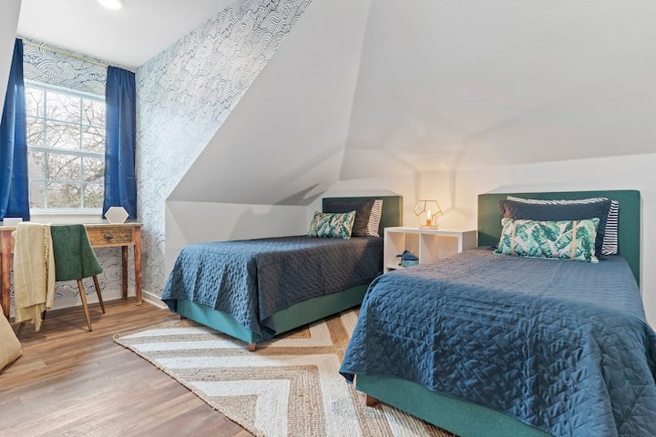 Upstairs this is the fourth bedroom, named Johnny (Johnny Cash). It sleeps 2 on twin beds and can pass for an adult or child's room. There are children's books and toys, as well as a large walk-in closet with a fan and a play teepee.