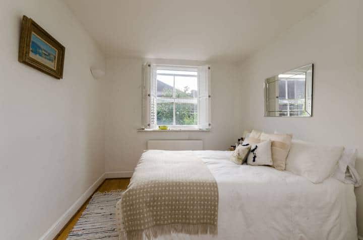 غرفة النوم الرئيسية مفتوحة في أعلى الدرج الحلزوني.   