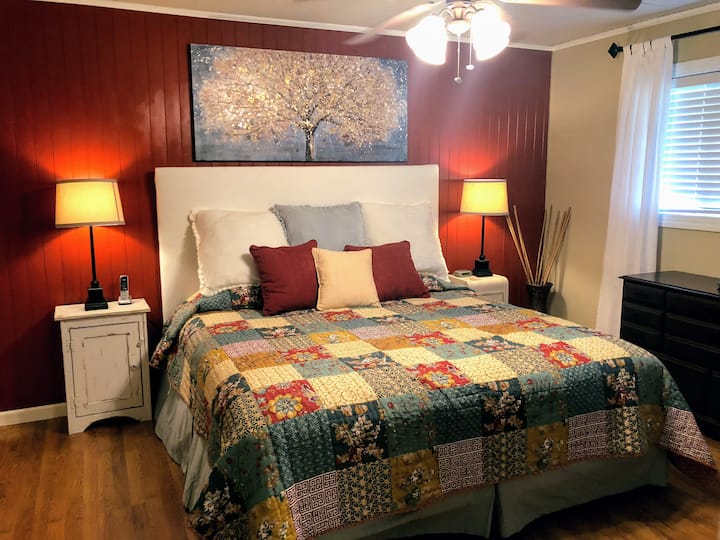 Glavna spavaća soba s bračnim krevetom (180x200), pametni TV.