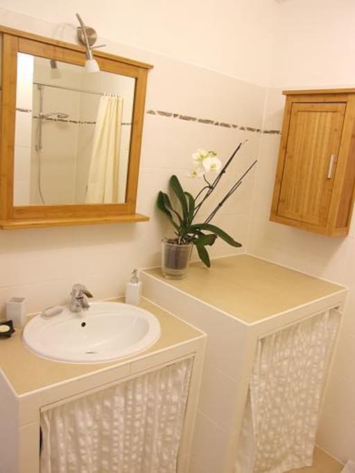 Badezimmer mit Dusche zur alleinigen Nutzung
