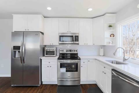 Super comfortable furnished room in modern house.