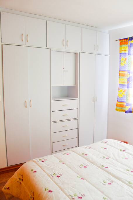 Cuenta con amplio closet solo para ti! En caso de que se requiera, se puede agregar una cama individual en este cuarto para un menor de edad.