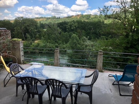 2 bedroom village house with terrace overlooking the Garonne