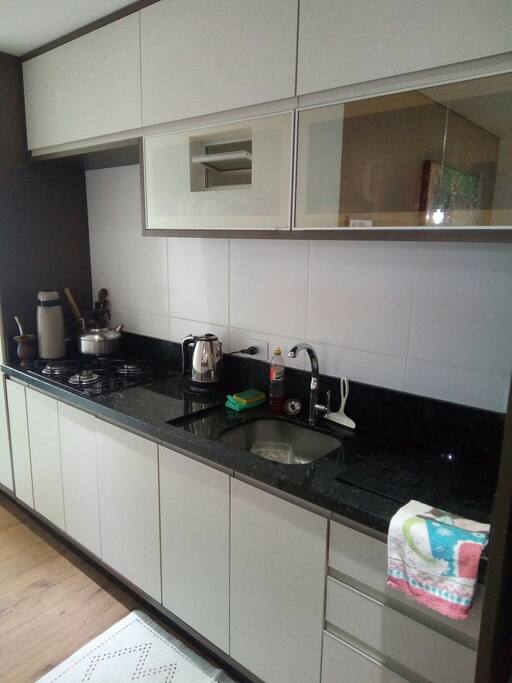 Cozinha dispõe dos seguintes itens para os hóspedes: fogão, forno elétrico, microondas, torradeira, utensílio para cozinhar e se alimentar. Máquina de café Nespresso com cápsulas pagas à parte .