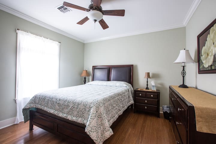 Средна спалня с двойно легло. 