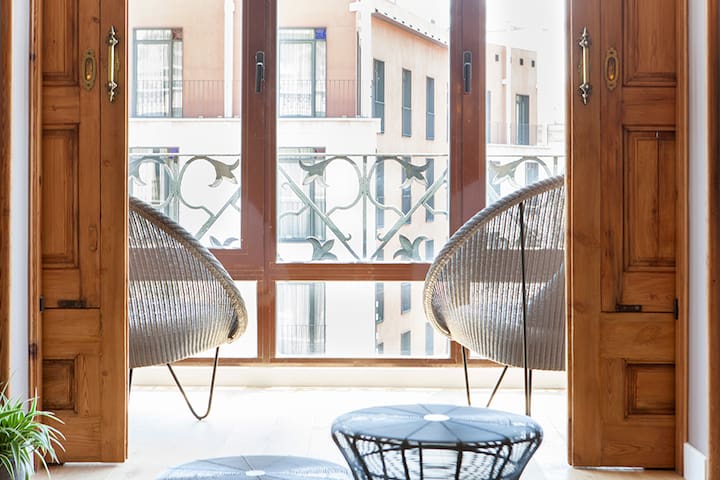 Bright 2 Bed/2 Bath Apt with balconies-city centre