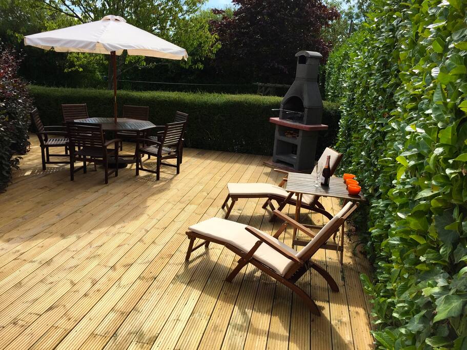 Large relaxing outdoor eating and entertaining area