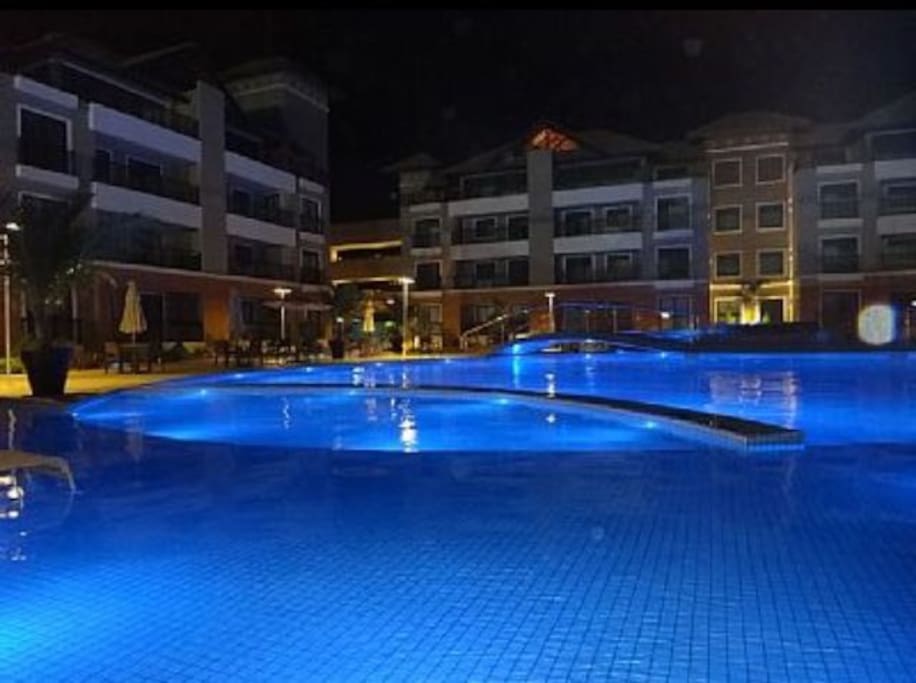 Vista noturna da piscina