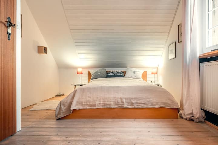 Das Schlafzimmer im Obergeschoss mit Blick auf das Dorf.