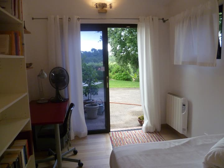 Საძინებელი, 140 სმ ორადგილიანი საწოლი.