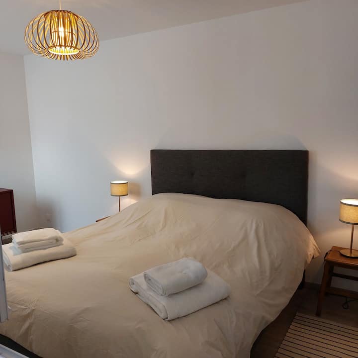 غرفة نوم رئيسية بسرير مزدوج من 160×200. 