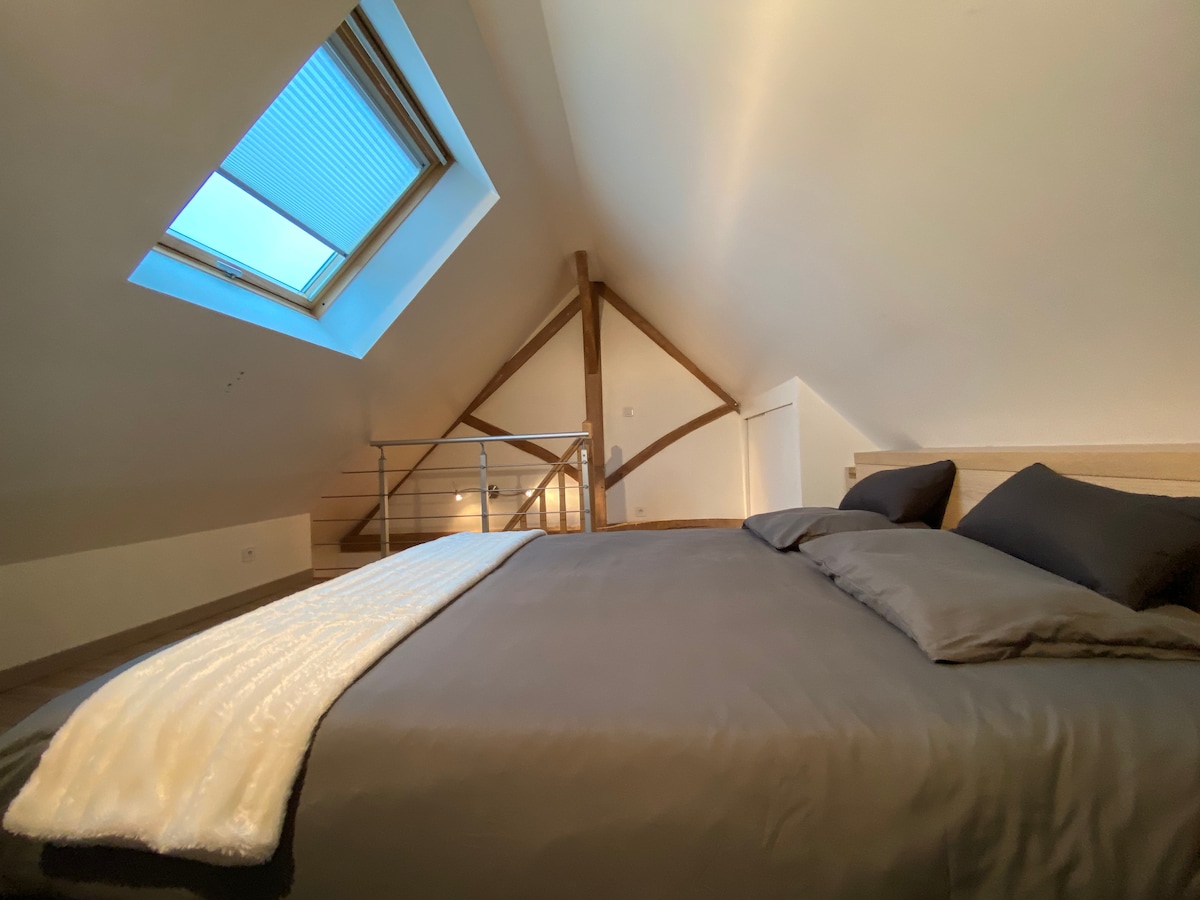 Habitación abuhardillada en el piso de arriba. 
Cama 180 x 200 
Oficina ( ideal para el teletrabajo ) 