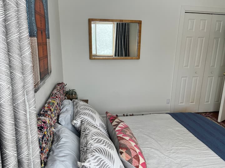 Guest room, queen bed, work desk