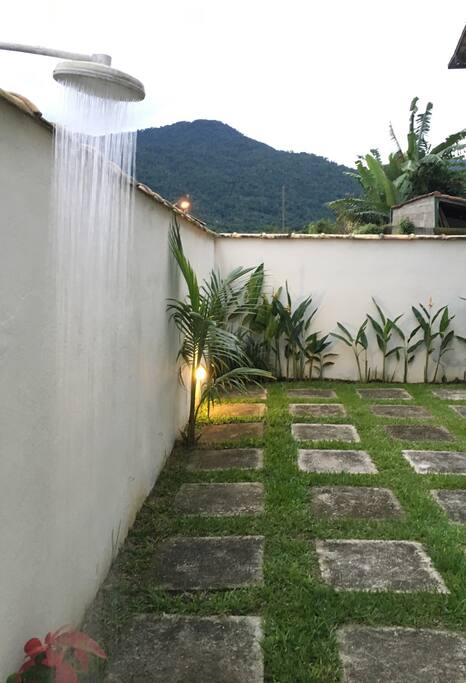 Jardim espaçoso e ducha pra refrescar