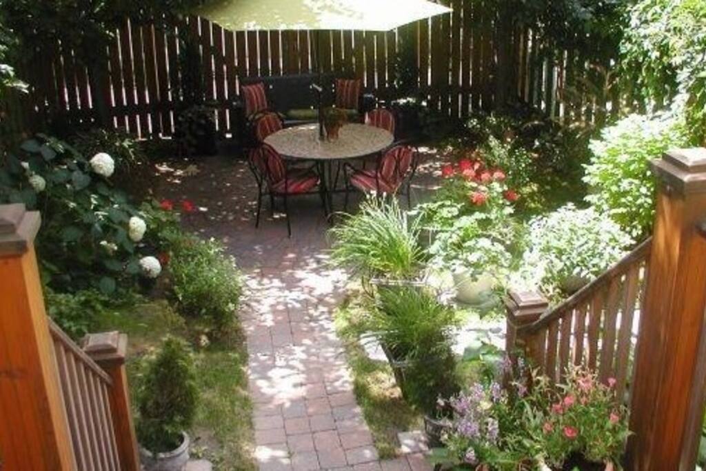 Cour de ville avec barbecue