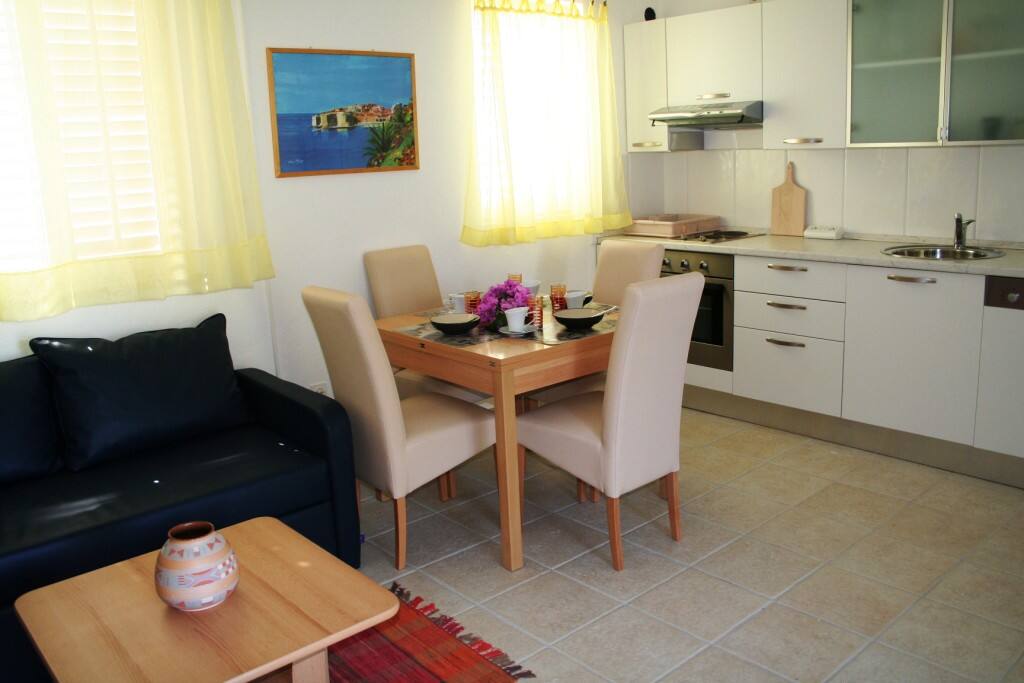Living/dining/kitchen area