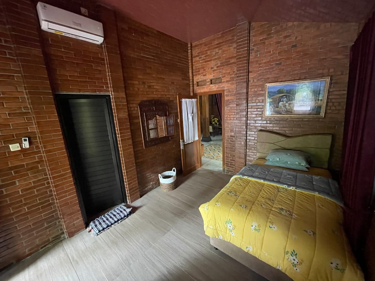 Dječja soba s bračnim krevetom udoban je i hladan, tipičan za planine