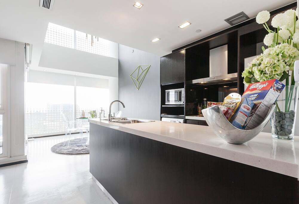 1-Bedroom Premier Loft - Kitchen and Dining area
