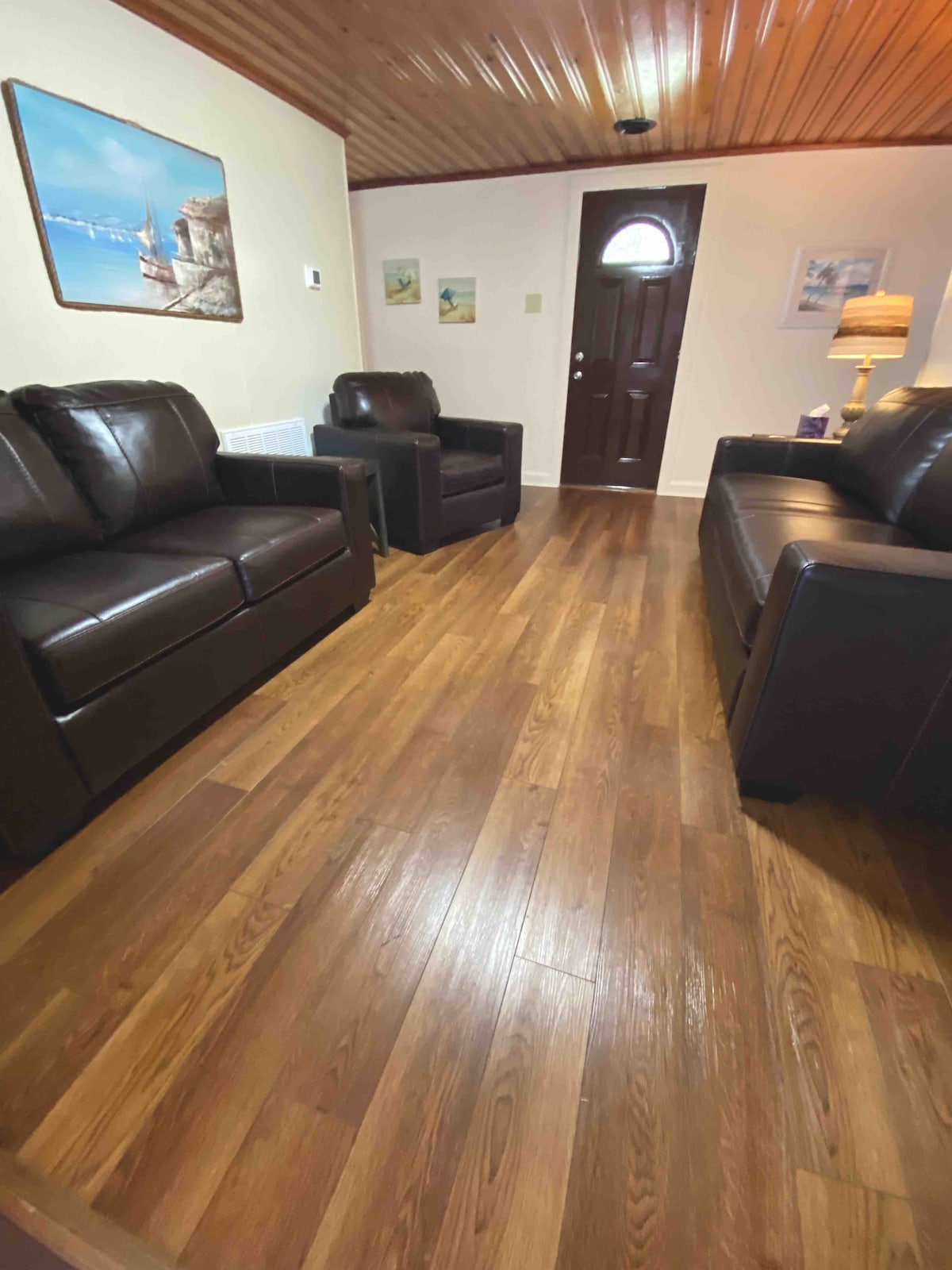 סלון המשקיף לכיוון הכניסה הקדמית