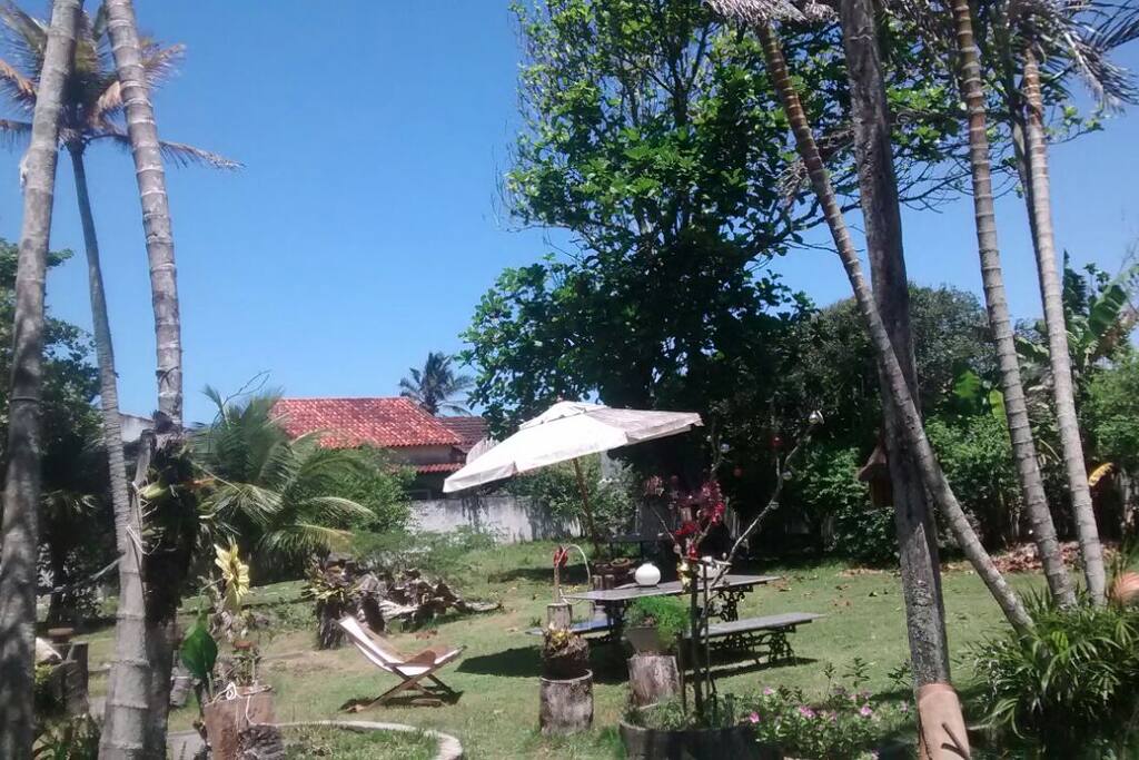 Temos todo este espaço para estacionar seu carro, brincar com seus filhos, curtir o sol, as plantas, e fazer nada para recuperar as energias!!!!