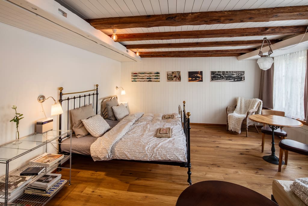 Room north with two single beds and one sleeping couch for two - Zimmer Nord mit zwei Einzelbetten und ein Bettsofa für zwei