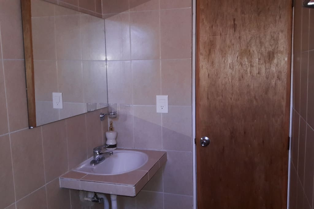 Baño privado, dentro de la habitación / Private bathroom, inside the room