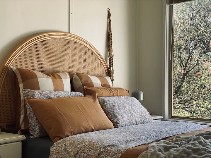 Cama 1: cama tamaño queen (con capacidad para 2 personas)