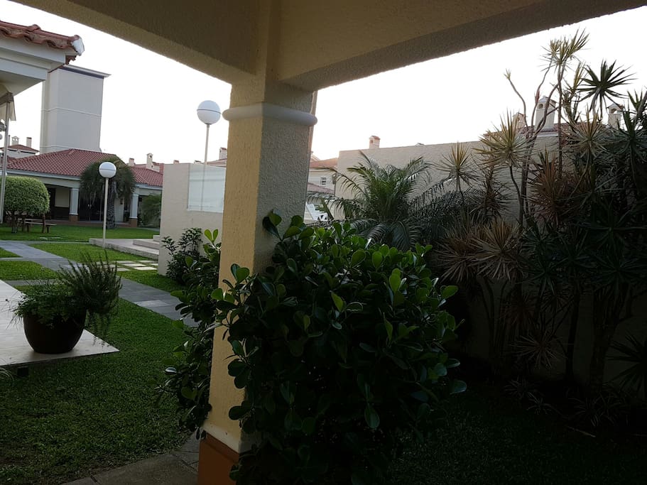 Acesso ao pátio e centro de convivência da Vila.