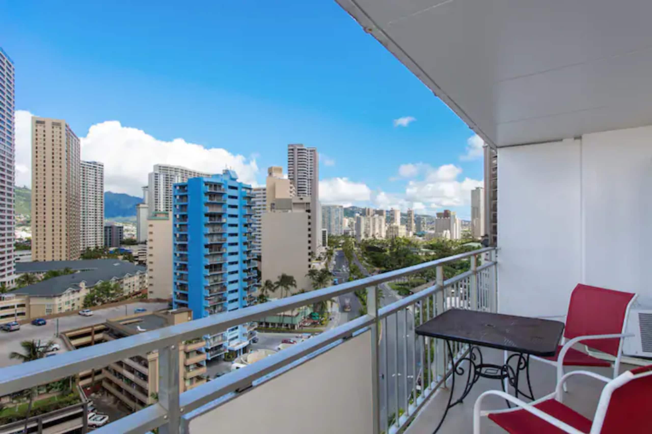 Condo in Honolulu · ★4.64 · 1 bedroom · 2 beds · 1 private bath - Image 8
