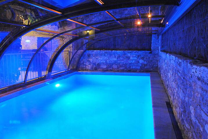 Traditional Catalan home with heated pool 2km lake gallery image 3