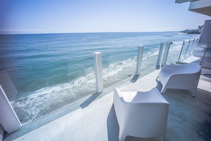 Ocean Front Malibu House.3BRDs + PRIVATE BEACH A++