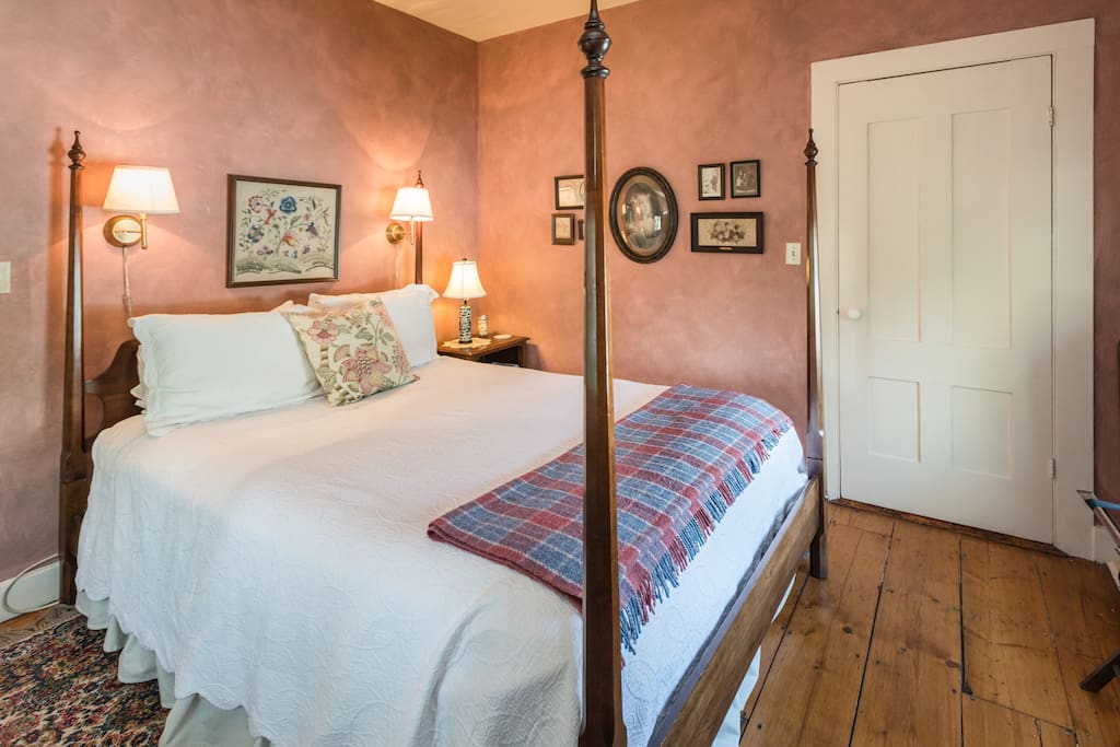 Queen size four poster bed in our main guest room. Antique Family photos from Mary's side of the family adorn the walls.