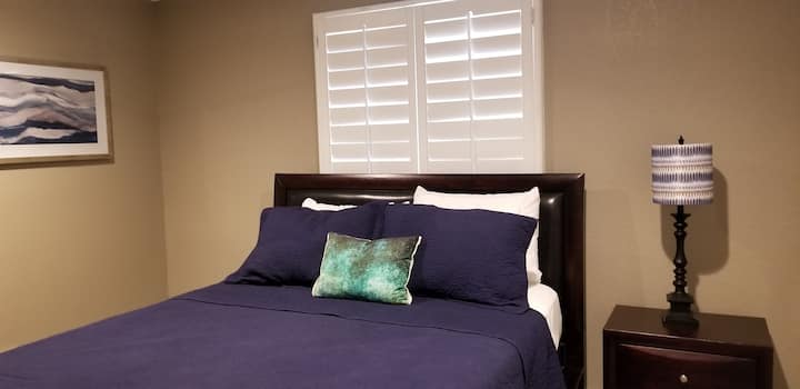 ห้องนอนใหญ่ชั้นล่างพร้อมเตียงควีนไซส์