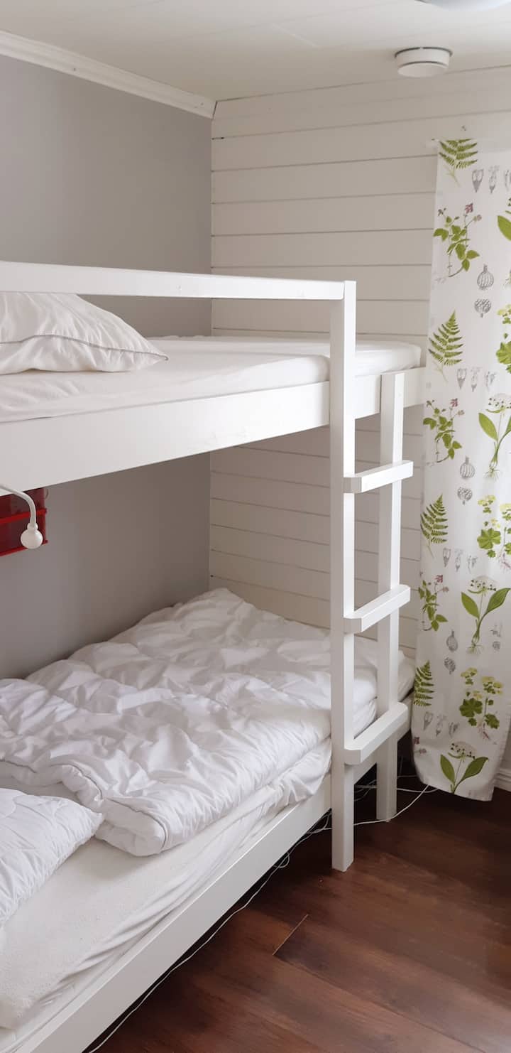 3号卧室配备一张双层床，宽90厘米