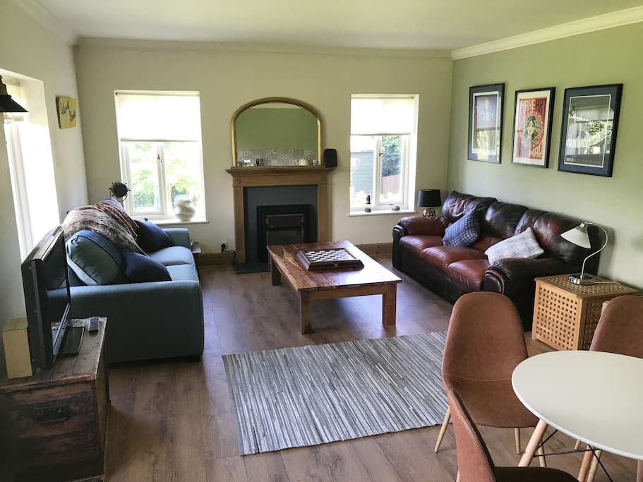 Open plan living room/kitchen