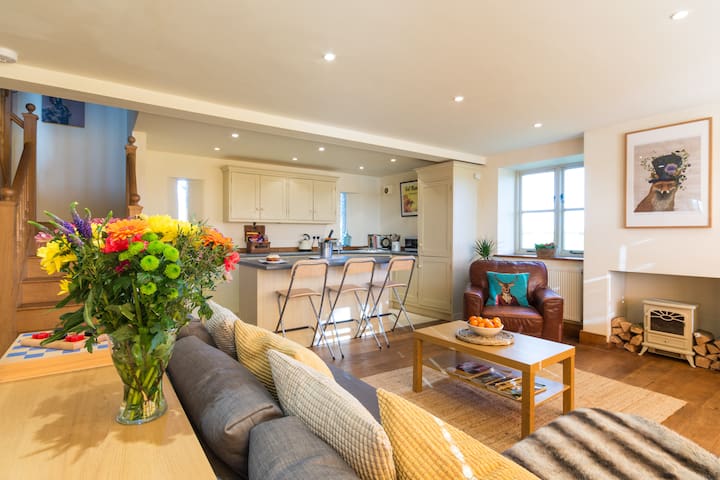 Spacious Country Cottage in Tetbury  - sleeps 7