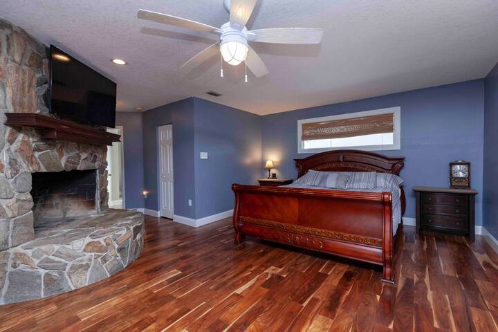 Cozy Large Private Stone Fire Suite