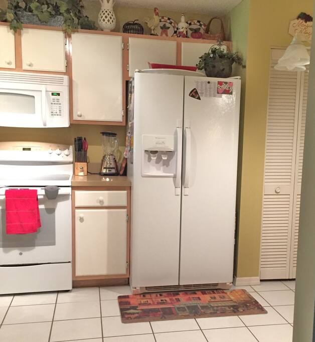 Fully loaded kitchen. Guests bring your food & beverage!
