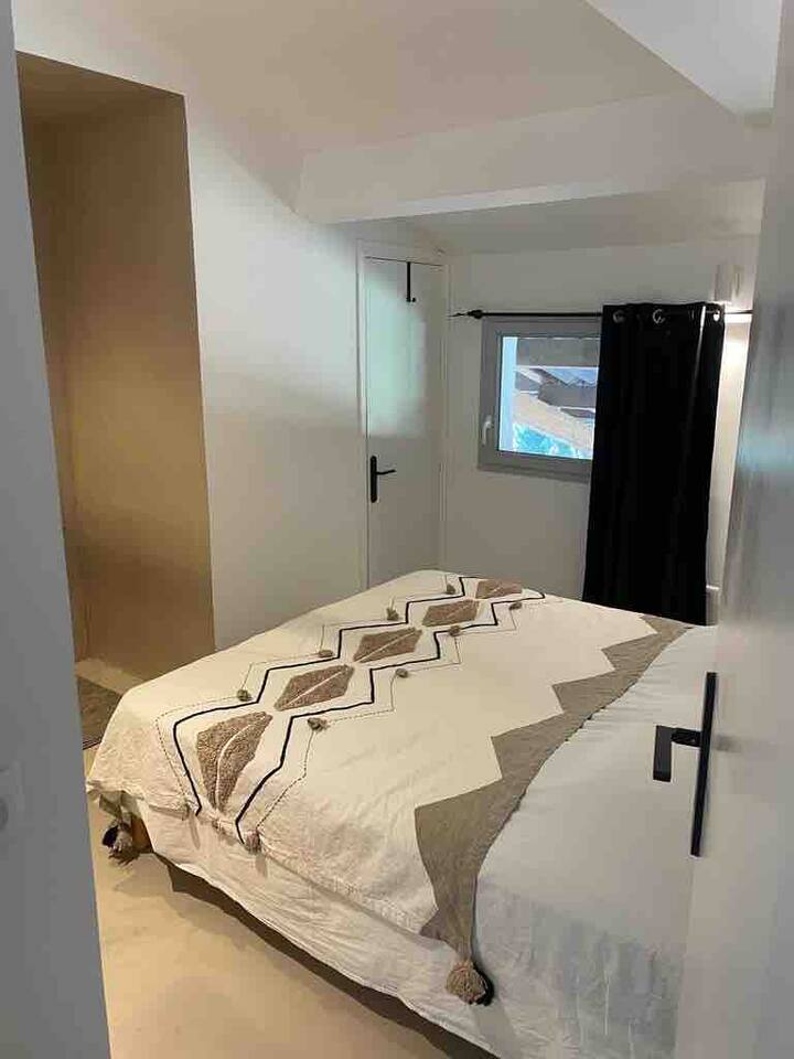 Спална соба 2 со сопствен туш и посебен тоалет