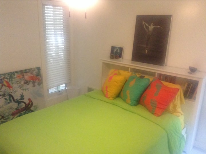 חדר שינה למטה.