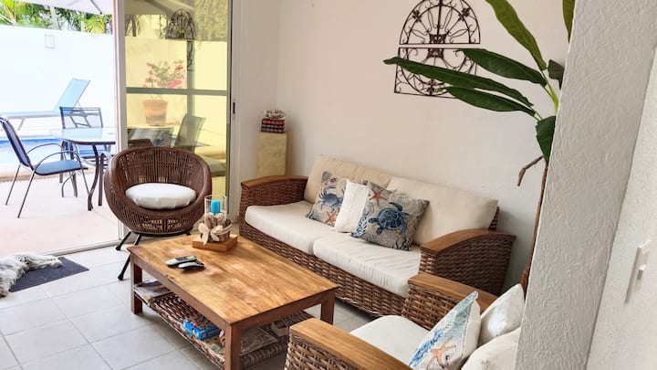 ห้องนั่งเล่นและในระเบียงและสระว่ายน้ำพื้นหลัง 