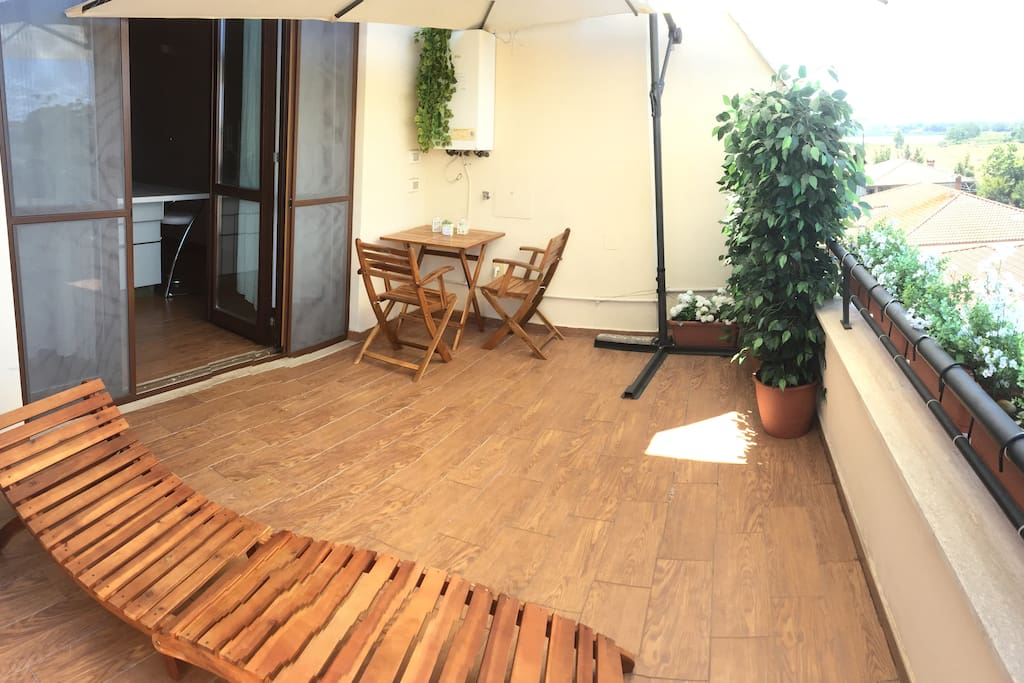 Terrazzo con lettino prendisole, e tavolino