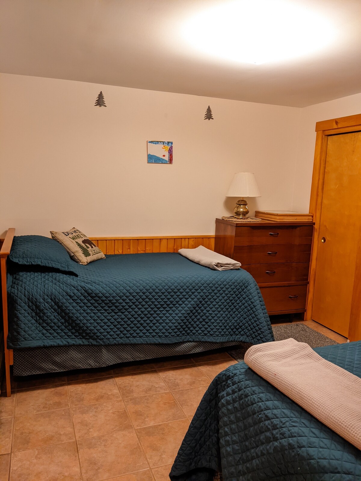 ห้องนอนชั้นล่าง 1, เตียงแฝด 2 หลัง