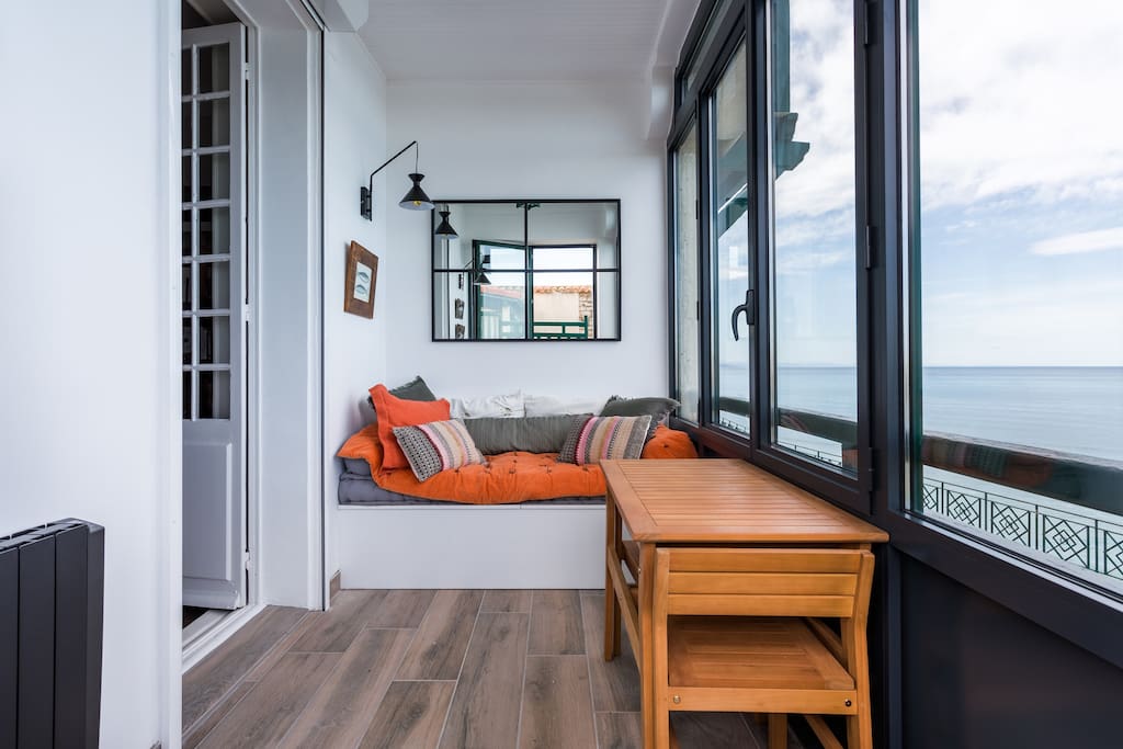 Loggia avec coin banquette