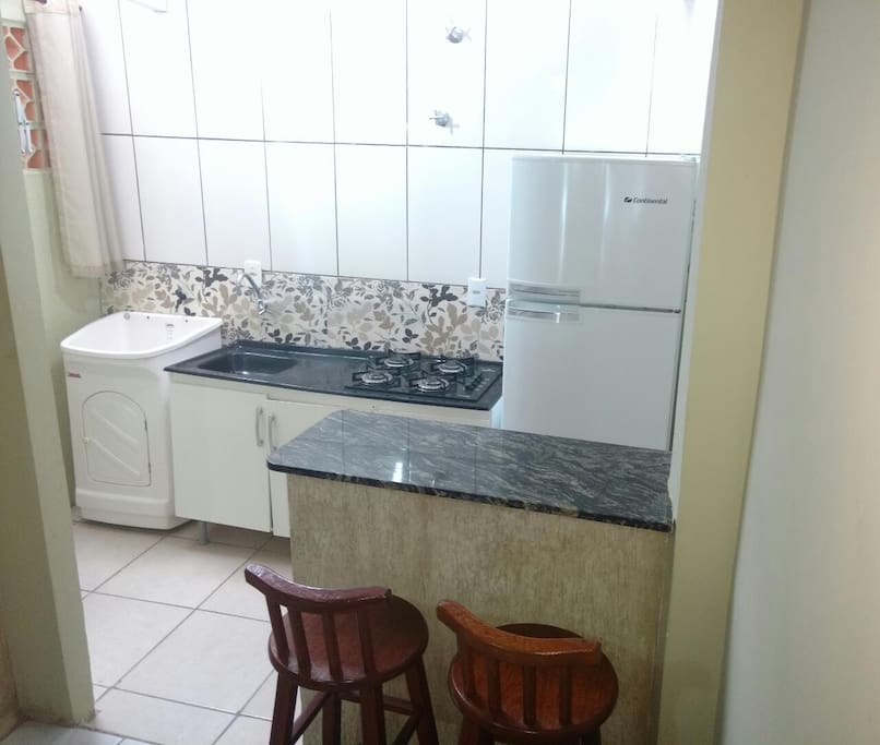 Cozinha (fogão, geladeira, pratos, talheres, louças, panelas, mesas, centrifuga, forno elétrico, varal)