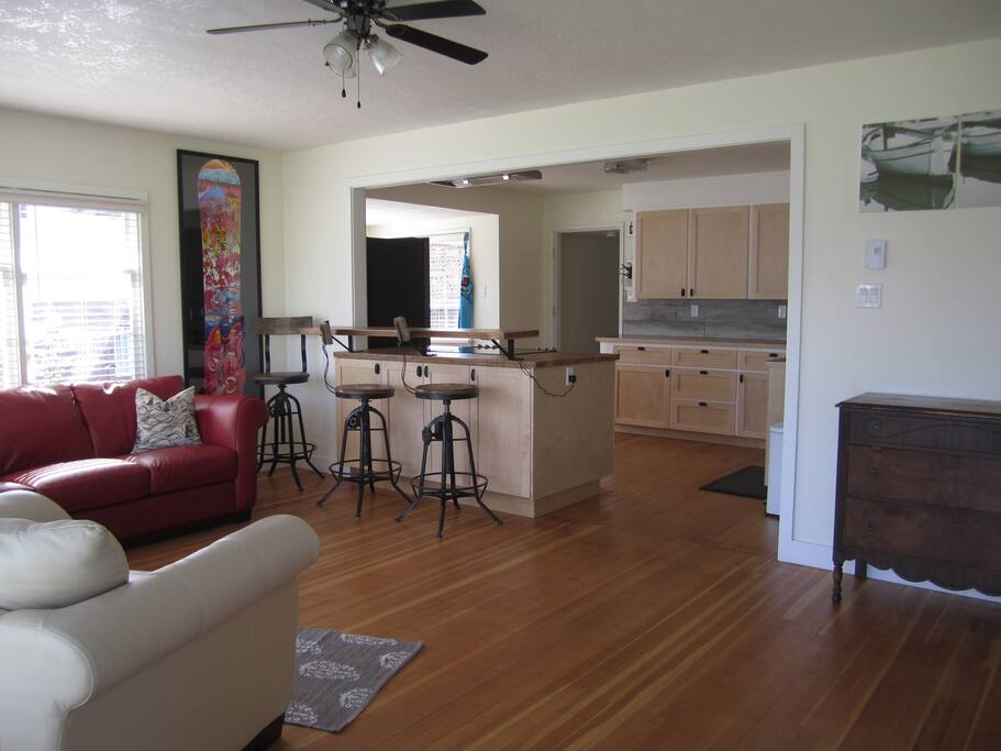 Living room/kitchen peninsula