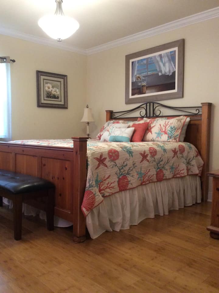 "Second Bedroom"
Comfortable King Bed
Flat Screen TV